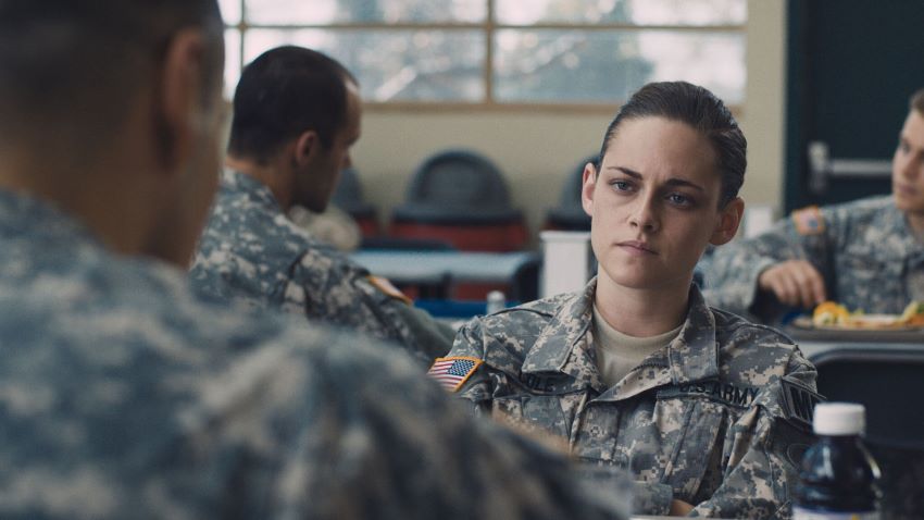 فیلم کمپ ایکس ری – Camp X-Ray با حضور پیمان معادی و کریستین استوارت داستان ارتباطی پیچیده میان یک زندان‌بان و زندانی در گوانتانامو را روایت می‌کند.