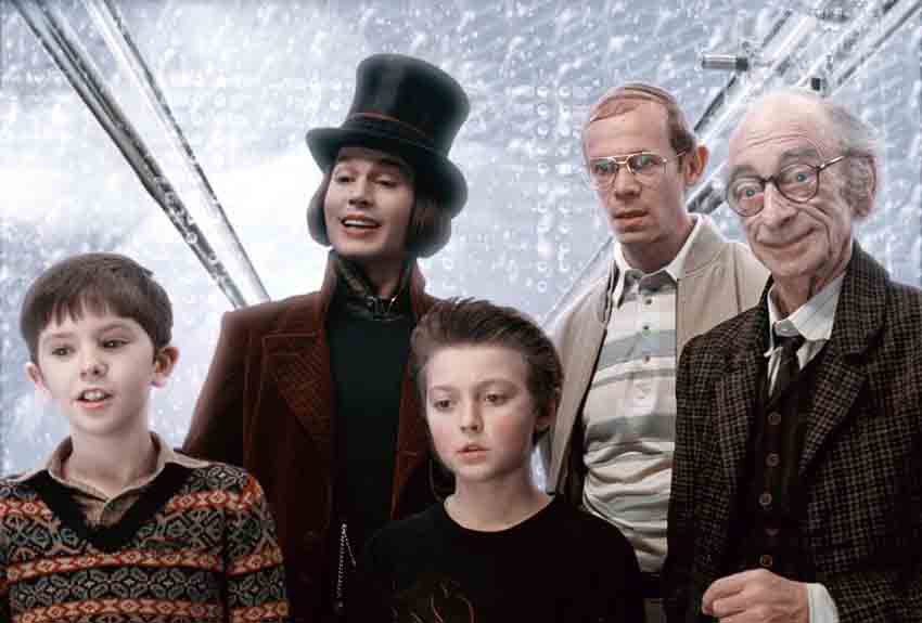 چارلی و کارخانه شکلات‌سازی - Charlie and the Chocolate Factory از بهترین فیلم های تیم برتون، درباره چارلی و ورودش به دنیای جادویی کارخانه ویلی وونکا است.