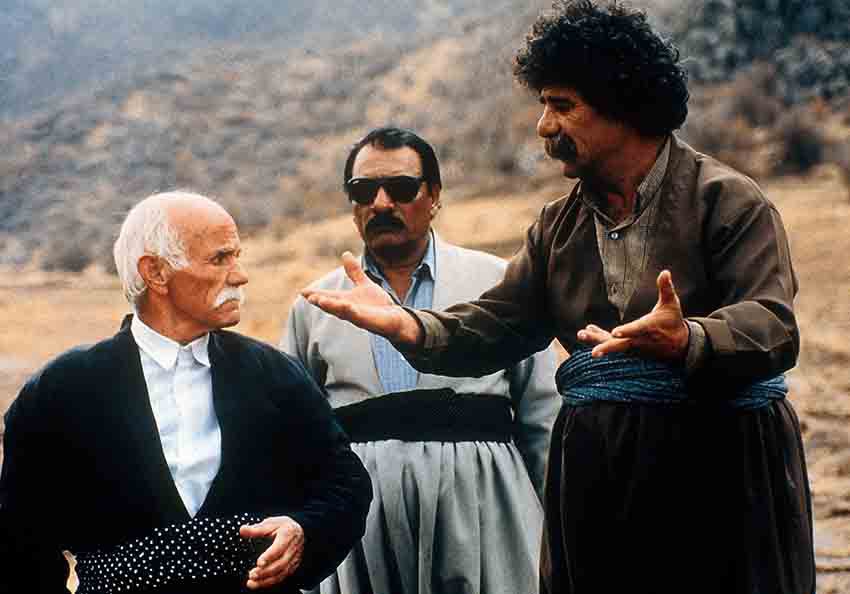 بهترین فیلم های کردی که باید تماشا کنید 10 آوازهای سرزمین مادریام به کارگردانی بهمن قبادی جزو بهترین فیلم های کردی محسوب میشود که جستوجوی ریشه و عشق در پس جنگ را روایت میکند.