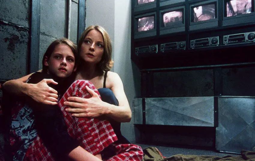 فیلم اتاق وحشت – Panic Room با بازی کریستین استوارت و جودی فاستر داستانی پرتعلیق درباره مادری و دختری است که در برابر سارقان مبارزه می‌کنند.