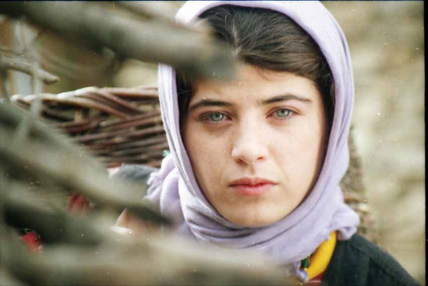 بهترین فیلم های کردی که باید تماشا کنید 7 مرثیه برف از فیلم های کردی در ژانر درام اجتماعی است که با طبیعت سرد کردستان، حس انتظار و رهایی را نشان میدهد و برنده سیمرغ بلورین بهترین کارگردانی شد.