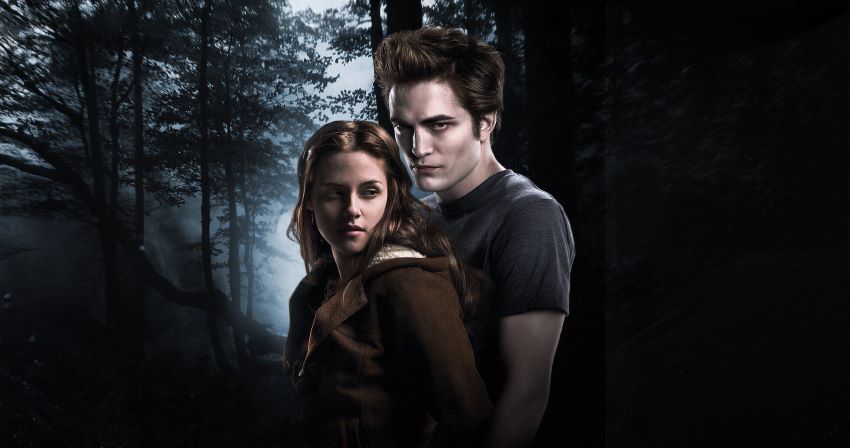 مجموعه حماسه گرگ و میش – Twilight Saga یکی از فیلم های کریستین استوارت است که او را در کنار رابرت پتینسون به شهرت جهانی رساند و به اثری ماندگار تبدیل شد.