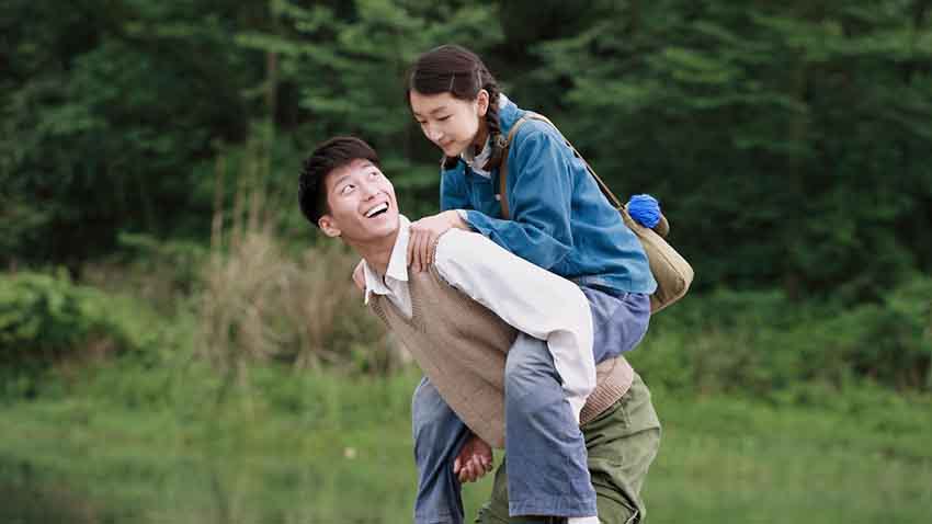 فیلم زیر درخت شاه‌بلوط - Under the Hawthorn Tree زیر درخت شاه‌بلوط درباره عشقی غم‌انگیز در دوران انقلاب فرهنگی چین است و جزو بهترین فیلم‌ های چینی عاشقانه است.