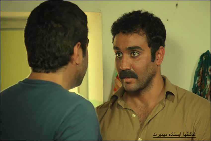 بهترین فیلم های کردی که باید تماشا کنید 9 فیلم عاشقها ایستاده می میرند روایت سفر رضا به عراق و جستجوی عشق و وفاداری را نشان میدهد و یکی از بهترین فیلم های کردی است.