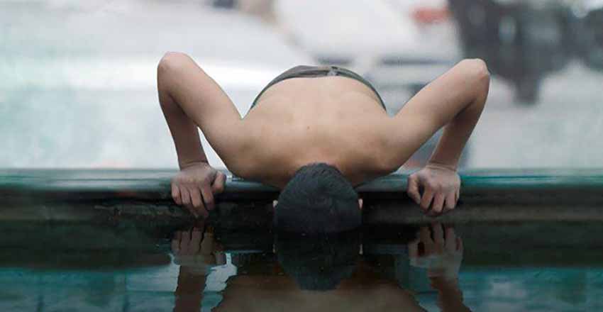 بهترین فیلم های کوتاه ایرانی؛ نگاهی به آثار درخشان سینمای کوتاه ایران 10 فیلم کوتاه بچه خور از بهترین فیلم های کوتاه ایرانی است که داستانی اجتماعی و عاشقانه درباره پسر دستفروش و دختری گرفتار در قمارخانه روایت میکند.