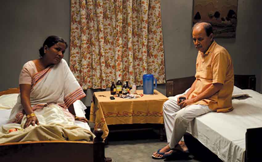 بهترین فیلم های درام هندی؛ معرفی 11 شاهکار سینمایی که باید تماشا کنید 10 امواج سکوت - Baandhon یک فیلم اکشن درام هندی است که داستان زوج سالخوردهای را در جستجوی نوه گمشدهشان در حملات تروریستی 2008 بمبئی روایت میکند.