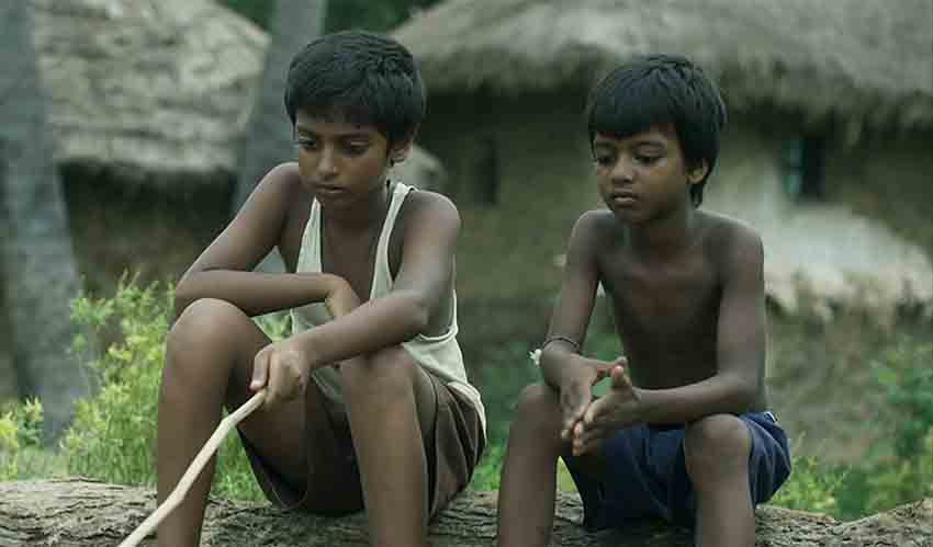 بهترین فیلم های درام هندی؛ معرفی 11 شاهکار سینمایی که باید تماشا کنید 7 رنگهای معصومیت - Colours of Innocence از بهترین فیلم های درام هندی است که داستان دو برادر کودک را در مواجهه با فقر و نابرابریهای اجتماعی روایت میکند.