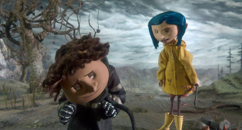 کورالاین – Coraline در میان انیمیشن های فانتزی قدیمی و محبوب قرار دارد و با فضای رازآلود و ترسناک خود تجربه‌ای متفاوت از بهترین کارتون های فانتزی ارائه می‌دهد.