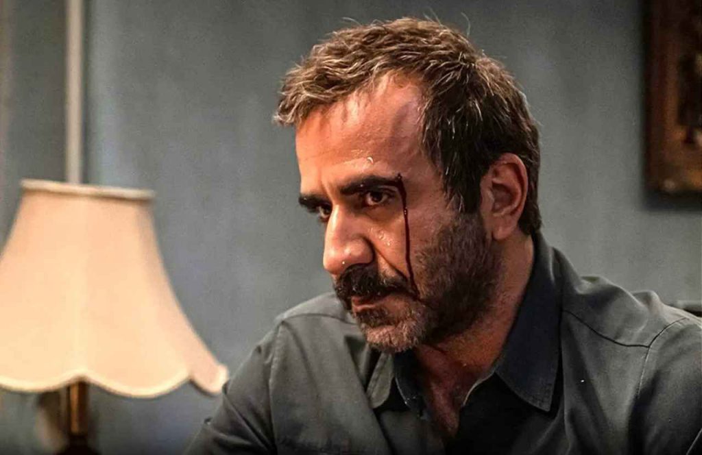 لیست کامل بازیگران سریال برتا؛ داستان یک اسلحه | بیوگرافی و نقشها 3 مهدی حسینینیا یکی از بازیگران سریال برتا است که نقش فرهاد را بازی میکند، خلافکاری مرموز که حضورش پیچیدگیهای خاصی ایجاد میکند.