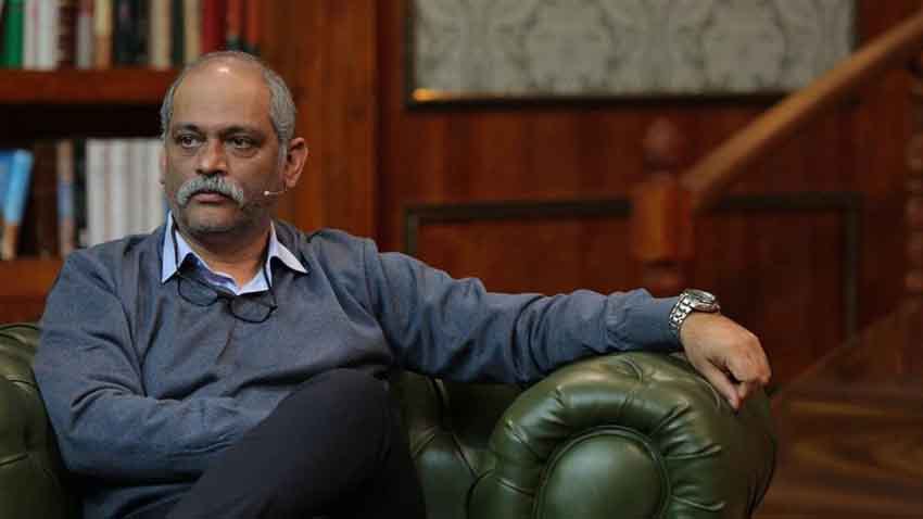 بازیگران فیلم خانه ارواح؛ از پژمان جمشیدی تا نازنین بیاتی 6 نادر فلاح یکی دیگر از بازیگران فیلم خانه ارواح است که با ایفای نقشی متفاوت توانسته با فضای ترسناک و معمایی این اثر هماهنگ شود.