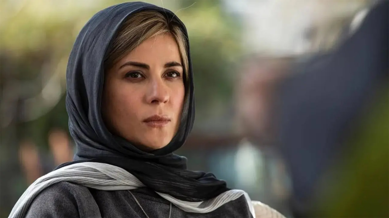 لیست کامل بازیگران سریال برتا؛ داستان یک اسلحه | بیوگرافی و نقشها 4 سارا بهرامی یکی از بازیگران سریال برتا است که نقش لیلا را بازی میکند، زنی با گذشتهای مبهم که در قلب ماجراها قرار دارد و پرونده را پیچیده میکند.