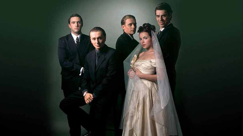 بهترین سریال های مافیایی روسی؛ سفری به قلب دنیای زیرزمینی مسکو و سن پترزبورگ 2 سریال برگادا - Brigada نماد یک نسل، داستان صعود چهار دوست در مسکوی پس از شوروی را روایت میکند و یکی از تأثیرگذارترین بهترین فیلم های مافیایی روسی است.