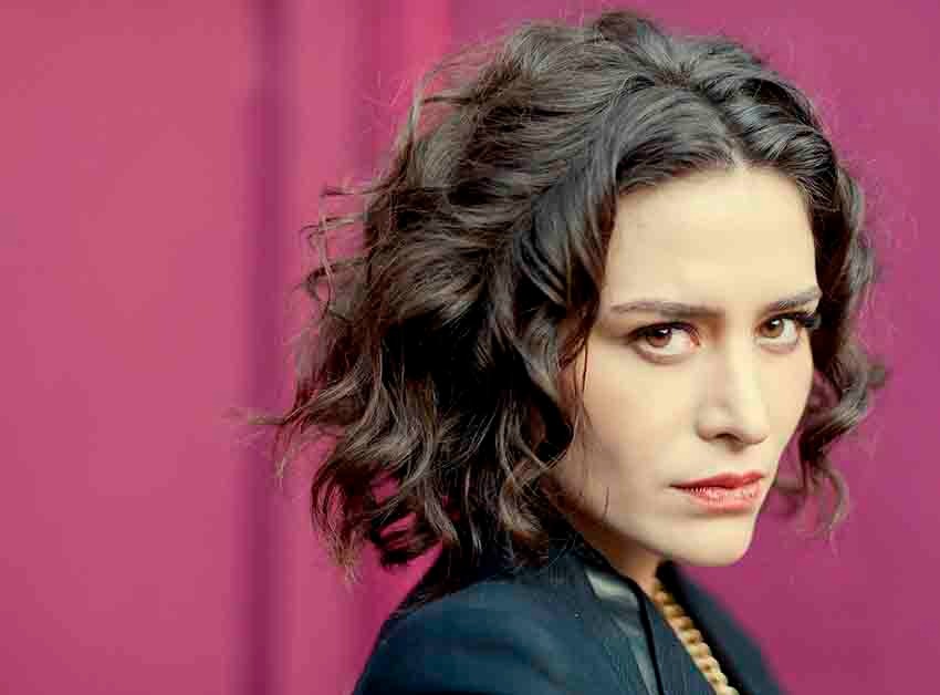 بازیگران سریال هزار و یک شب + داستان، تاریخ پخش و همه چیز درباره ابرسریال فیلیمو 12 بلچیم بیلگین بازیگر مطرح ترکیه است که در سریال هزار و یک شب فیلیمو حضور دارد و پیش از این در پروژههای بینالمللی در کنار جان مالکوویچ بازی کرده است